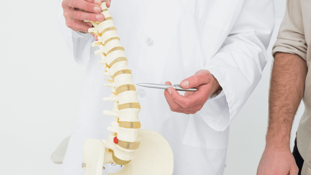 Bir doktor randevusunda sırt ağrısı teşhisi